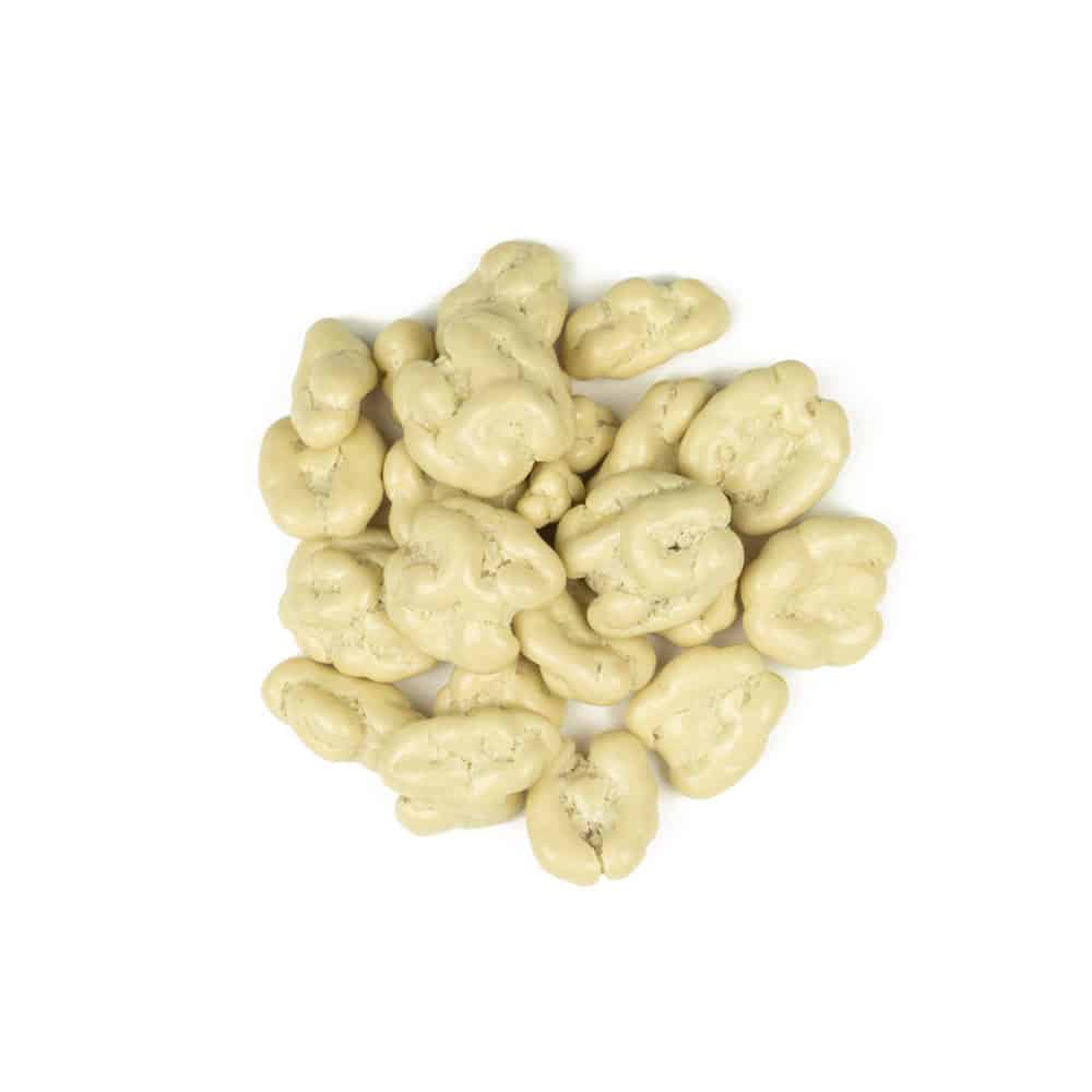 Nueces de California cubiertas de chocolate blanco sobre fondo blanco